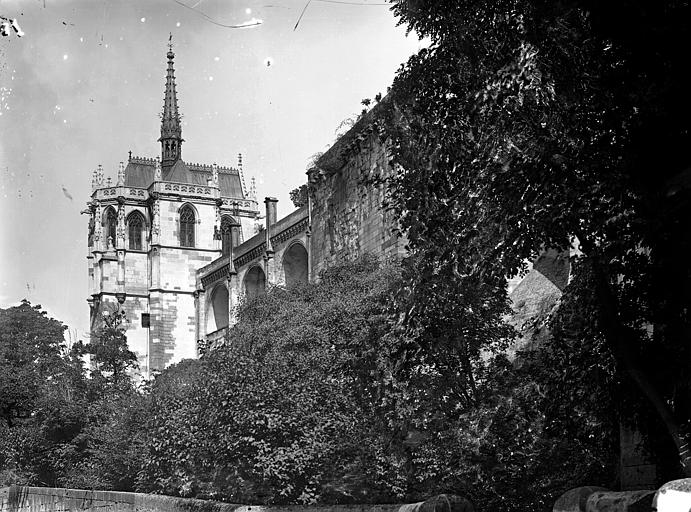 Chapelle Saint-Hubert et enceinte, prises en contrebas