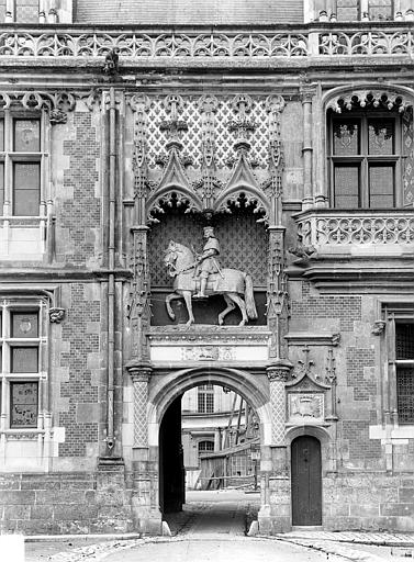 Aile Louis XII : Entrée principale surmontée de la statue équestre de Louis XII