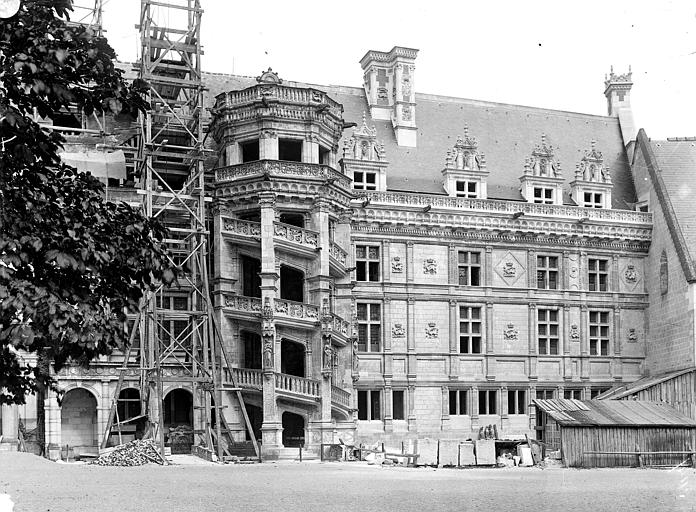 Aile François Ier, côté cour : Façade et grand escalier