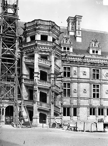 Aile François Ier, côté cour : Façade et grand escalier