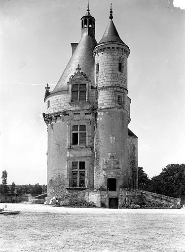 Donjon, côté est : entrée et tourelle d'escalier