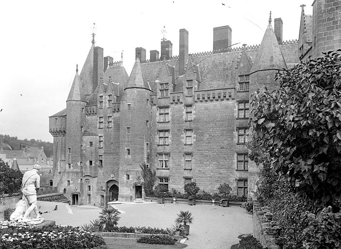 Cour d'honneur, corps de logis principal