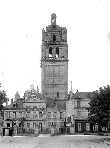 Tour clocher : vue prise de la place