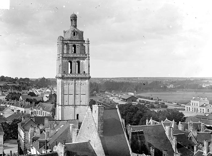 Tour clocher : vue prise au-dessus des toits