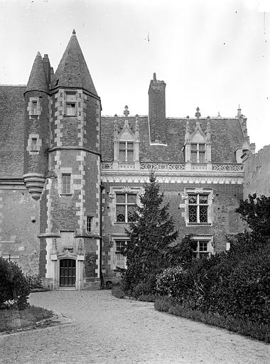 Cour intérieure : façade et tourelle d'escalier