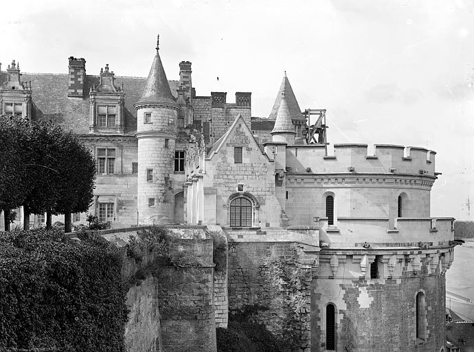 Façade est : Aile Louis XII, galerie et tour des Minimes