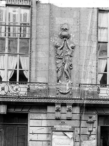 Façade sur rue : Bas-relief du premier étage