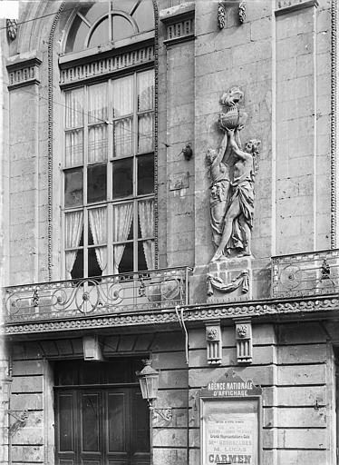 Façade sur rue : Fenêtre et bas-relief du premier étage