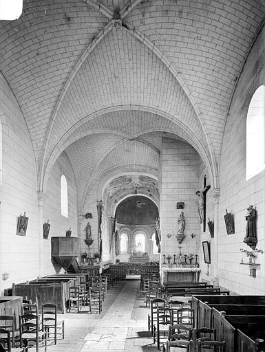 Vue intérieure de la nef vers le choeur