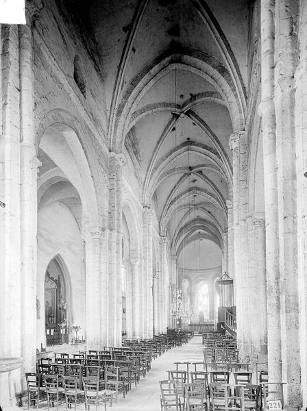 Nef, vue depuis l'entrée