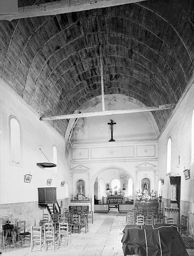 Vue intérieure de la nef vers le choeur