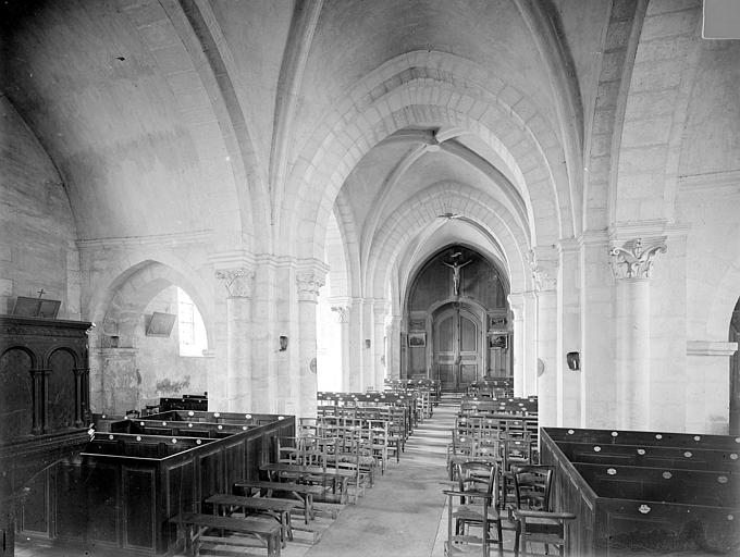 Vue intérieure de la nef vers l'entrée