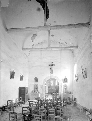 Vue intérieure de la nef vers le choeur