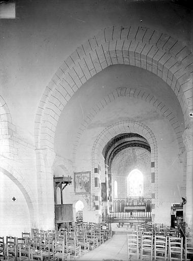 Vue intérieure de la nef vers le choeur