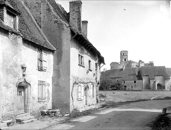 Vieilles maisons et château en arrière-plan