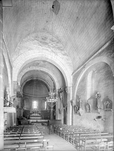 Vue intérieure de la nef vers le choeur