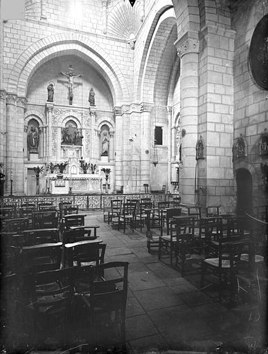 Vue intérieure de la nef vers le choeur