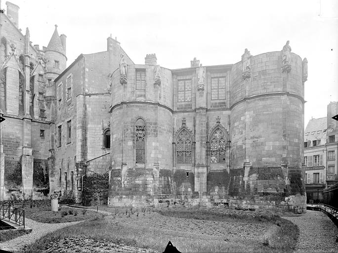 Tour Maubergeon : façade ouest sur le jardin