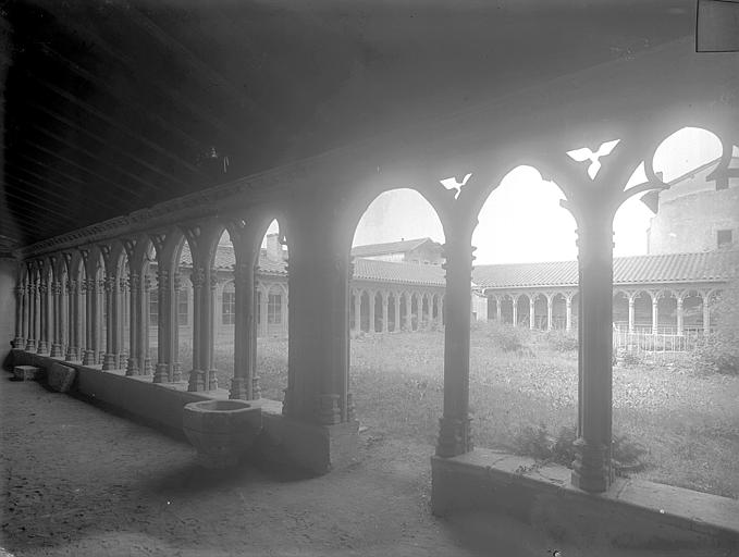 Cloître : Vue intérieure de la galerie ouest