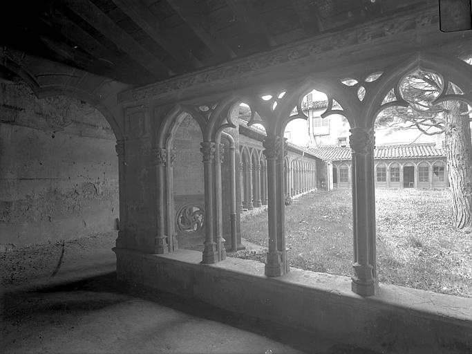 Cloître : Vue intérieure de la galerie sud