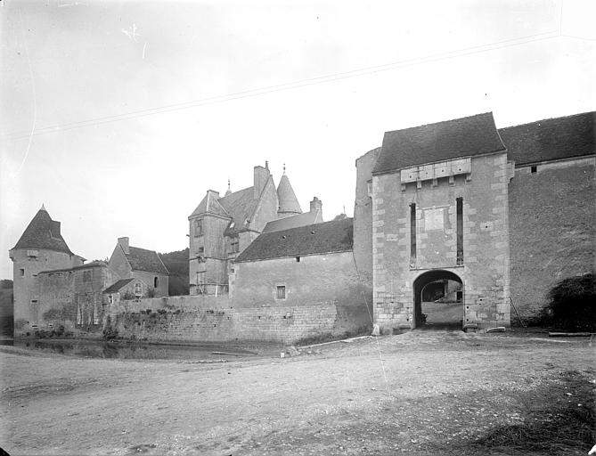 Ensemble sud : Tour d'angle, logis, porte fortifiée