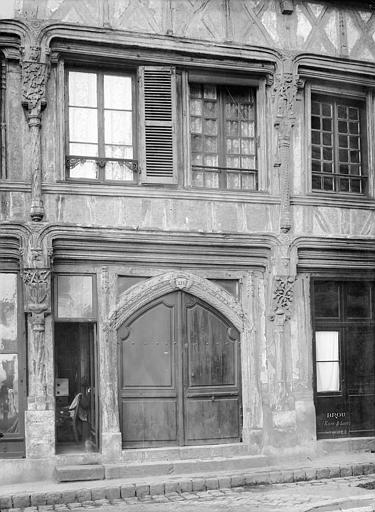 Façade sur rue : Porte d'entrée et fenêtres du 1er étage