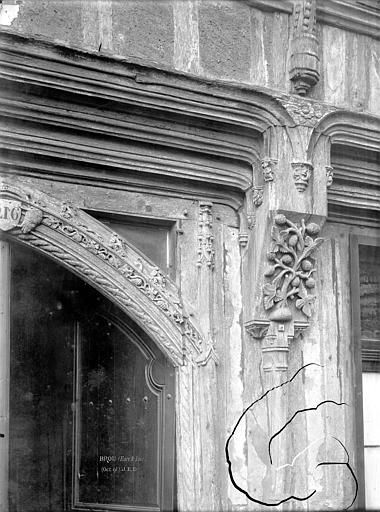 Façade sur rue : Corbeau sculpté à droite de la porte