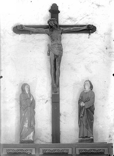 Groupe sculpté en bois peint : Le Christ en Croix, la Vierge et saint Jean