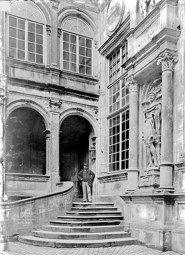 Cour d'honneur : Escalier d'entrée à l'angle nord-est