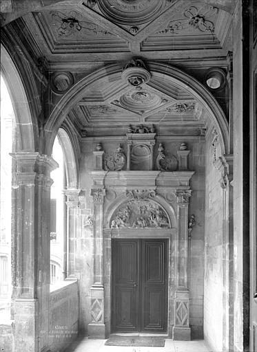 Cour d'honneur : Vue intérieure du vestibule d'entrée, à l'angle nord-est