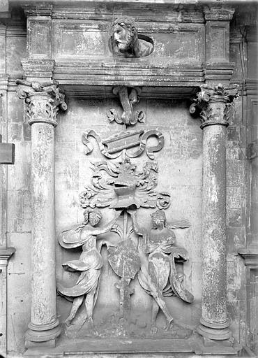 Cour d'honneur, côté est : Bas-relief ornemental