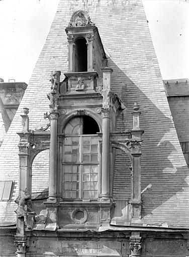 Cour d'honneur, côté nord : Lucarne