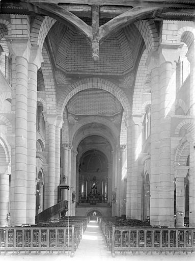 Vue intérieure de la nef vers le choeur