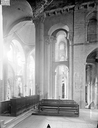 Vue intérieure du transept sud, du bas-côté et du choeur, vers l'est