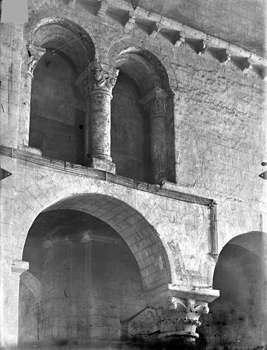 Vue intérieure du transept : Arcades géminées du triforium