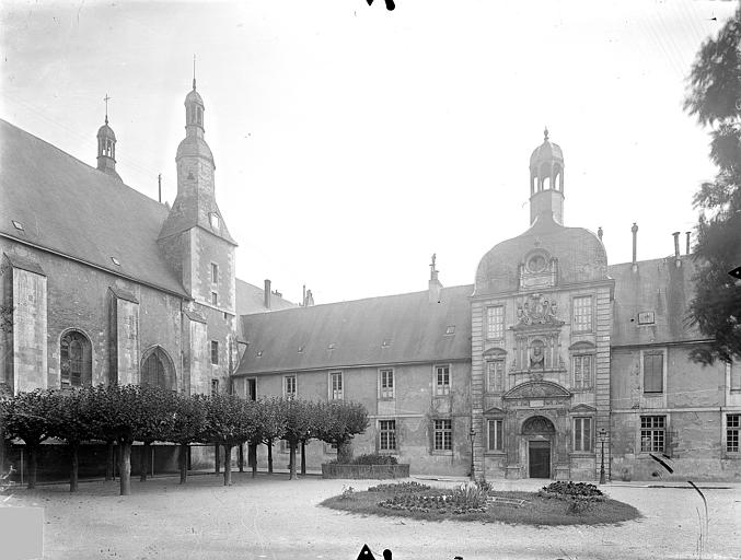 Cour : Façade nord du bâtiment Henri IV et chapelle