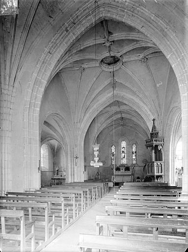 Vue intérieure de la nef vers le choeur