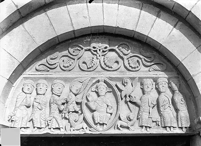 Portail de la façade ouest. Tympan : Christ en majesté, symboles des évangélistes, saint Pierre et saint Paul