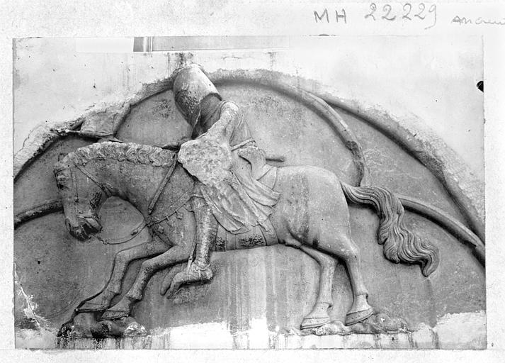 Bas-relief du tympan de l'ancienne église : Saint Georges à cheval - © Ministère de la Culture (France), Médiathèque du patrimoine et de la photographie, diffusion RMN-GP