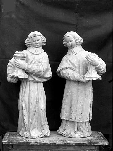 Deux statues : Anges thuriféraires