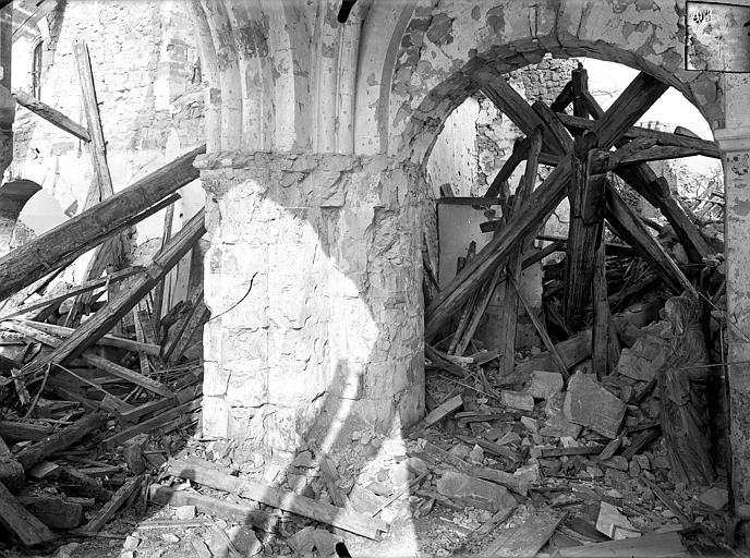 Vue intérieure du bas-côté sud et du transept : Pile et arcade