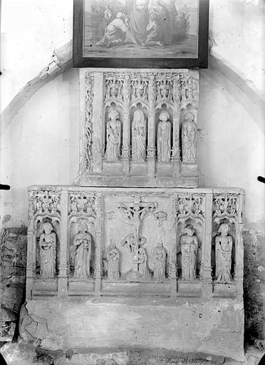 Retable en haut-relief du bas-côté sud : le Christ en croix entre la Vierge, saint Jean, sainte Madeleine et huit apôtres