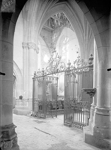 Vue intérieure du transept et de la grille du choeur, vers le nord-est