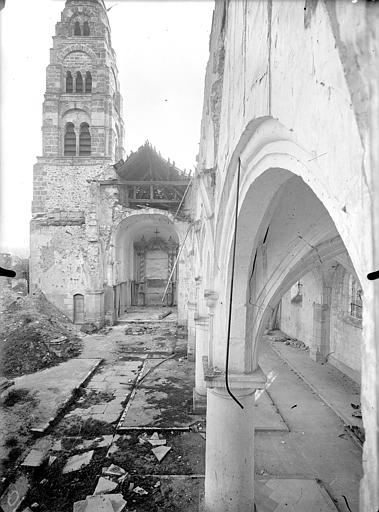 Vue intérieure de la nef vers le choeur et clocher