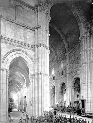 Vue intérieure du transept sud, du bas-côté sud et de la nef, vers le nord-ouest