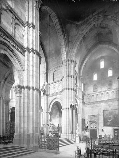 Vue intérieure du transept vers le sud-est