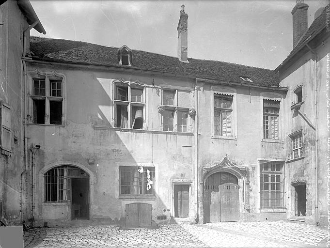 Façade extérieure : Entrée sur la place