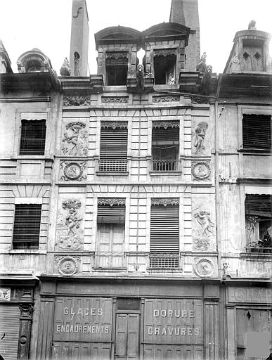 Façade sur rue avec bas-reliefs des quatre saisons