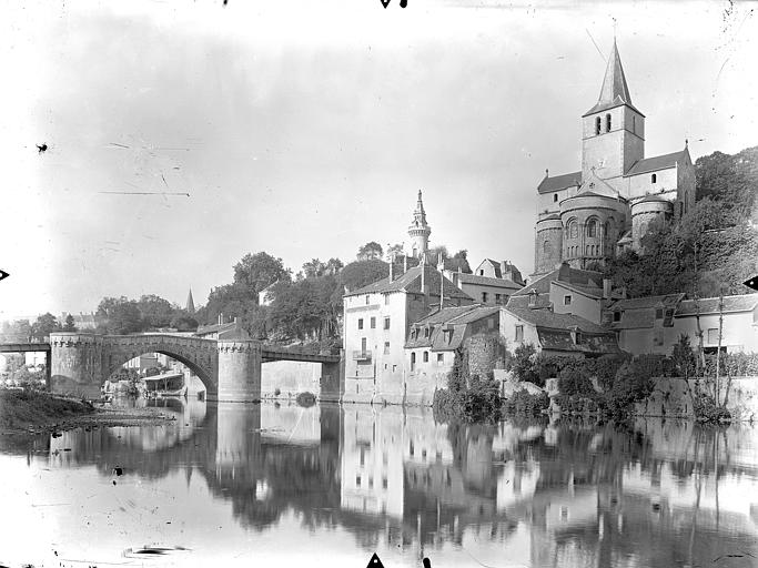 Vue générale : Le Vieux pont sur la Gartempe et l'église Notre-Dame