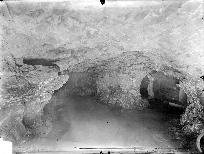 Crypte basse (grotte) : Vue intérieure